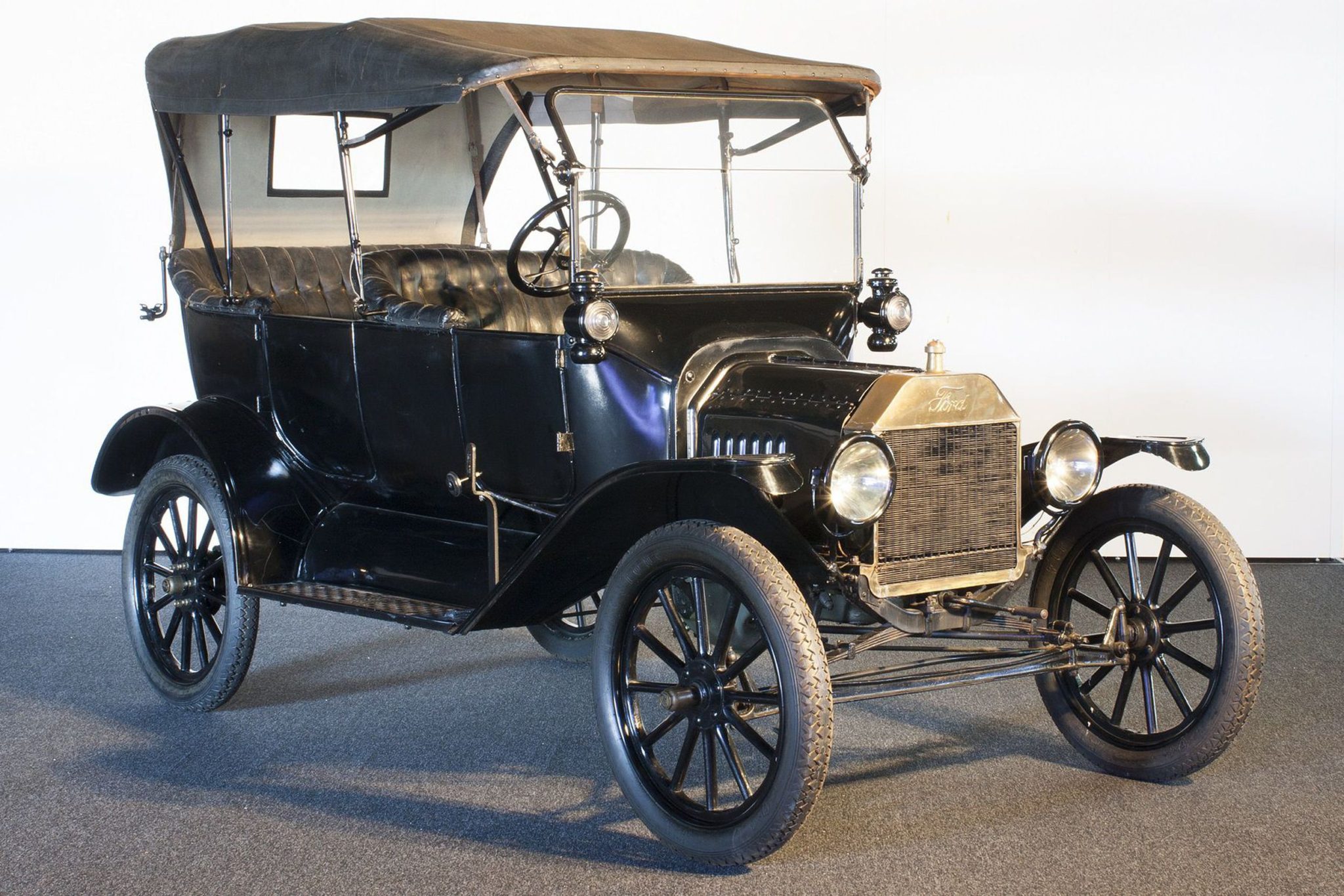 Год выпуска первой машины. Форд модель т 1908.